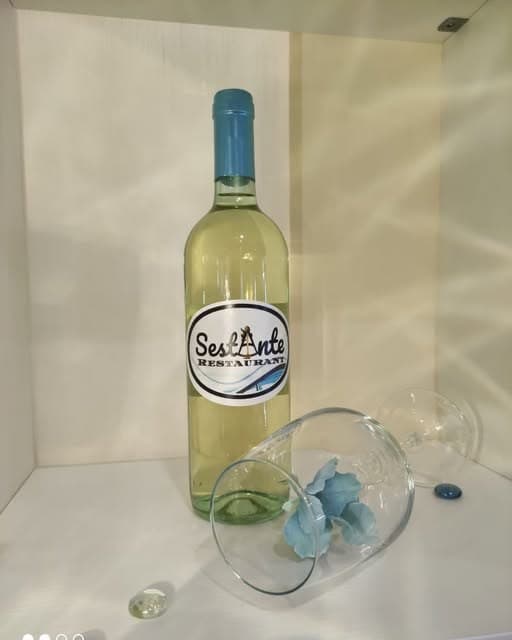 Bottiglia di vino con etichetta Sestante Restaurant