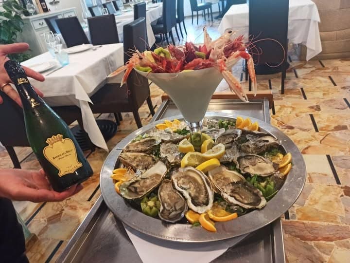 La sala del Ristorante Sestante con plateau royale di crudo e bollicine